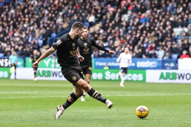 Barnsley 'li Adam Phillips, 3 Şubat 202' de İngiltere 'nin Toughsheet Community Stadyumu' nda Bolton Wanderers 'a karşı oynanan 1.
