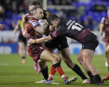 Warrington Wolves 'tan Jordy Crowther ve Warrington Wolves' tan Ben Currie, Leigh Leopards 'dan Gareth OBrien ile oynadıkları Rugby Ligi Joe Philbin Tanıklık maçı sırasında Warrington Wolves, Halliwell Jones Stadyumu' nda Leigh Leopards 'a karşı.