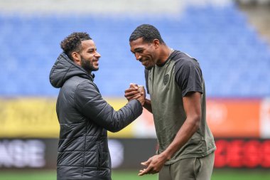 Barnsley 'den Barry Cotter, 3 Şubat 202' de İngiltere 'nin Bolton Stadyumu' ndaki Bolton Wanderers-Barnsley maçına gelirken Barnsley 'li Donovan Pines' ı yendi.