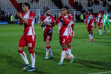 Stevenage 'den Luther Wildin, 3 Şubat 202' de İngiltere 'nin Stevenage Stevenage stadyumunda oynanan Sky Bet 1 maçı sonrasında ev sahibi taraftarları alkışlıyor.