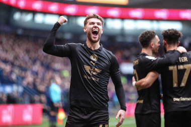 Barnsley 'den John Mcatee, 3 Şubat 202' de İngiltere 'nin Toughsheet Community Stadyumu' nda oynanan Sky Bet 1 karşılaşmasında taraftarlarıyla Devante Cole 'un golünü kutluyor.