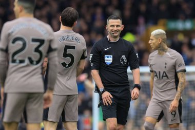 Hakem Michael Oliver, 3 Şubat 202 'de Goodison Park, Liverpool' da oynanan Premier League maçında Tottenham Hotspur 'a karşı oynanan maçta Tottenham Hotspur' dan Pierre-Emile Hojbjerg ile gülüşünü paylaşıyor.