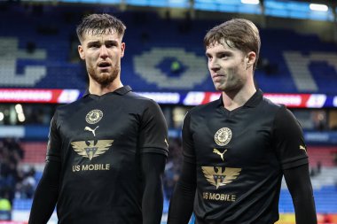 Barnsley 'den John Mcatee ve Barnsley' den Luca Connell, 3 Şubat 202 'de İngiltere' deki Toughsheet Community Stadyumu 'nda oynanan Sky Bet 1 maçında Bolton Wanderers' ın Barnsley 'e karşı oynadığı son ıslık çaldıktan sonra sahadan ayrılırken konuştular.