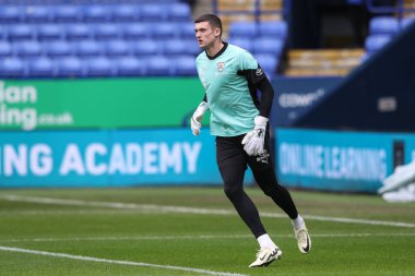 Maç öncesi ısınma oturumunda Barnsley 'den Liam Roberts, 3 Şubat 202' de İngiltere 'deki Toughsheet Community Stadyumu' nda Bolton Wanderers - Barnsley maçında