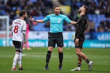 Hakem John Busby, Bolton Wanderers 'dan Josh Sheehan ve Barnsley' den John Mcatee ile 3 Şubat 202 'de Toughsheet Community Stadyumu' nda oynanan Sky Bet 1 maçında Bolton Wanderers - Barnsley maçında konuştu.