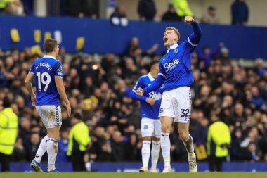 Everton 'dan Jarrad Branthwaite, İngiltere' nin Liverpool kenti Goodison Park 'ta oynanan Premier League maçında Everton Tottenham Hotspur' a karşı 2-2 'lik skoru kutluyor.