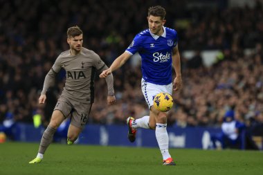 Everton 'dan James Tarkowski, Tottenham Hotspur takımından Timo Werner' in 3 Şubat 202 'de Goodison Park, Liverpool' da oynanan Premier League maçında izlediği topu kontrol ediyor.