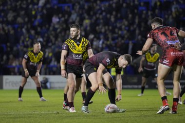 Warrington Wolves 'tan Danny Walker, 3 Şubat 202' de Warrington, Warrington 'da oynanan Rugby Ligi Joe Philbin Tanıklık Maçı' nda top karşısında Warrington Wolves, Leigh Leopards 'a karşı oynuyor.