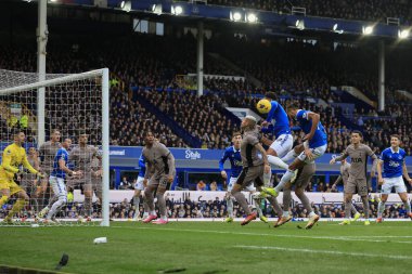 Everton 'dan Dominic Calvert-Lewin, 3 Şubat 202' de Goodison Park, Liverpool 'da oynanan Premier League maçında Everton Tottenham Hotspur' a karşı dolu bir kaleye doğru ilerliyor.