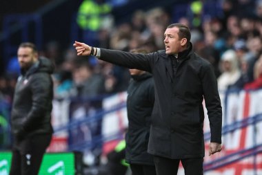 Neill Collins Barnsley teknik direktörü takımına 3 Şubat 202 'de İngiltere' nin Bolton şehrinde oynanan Toughsheet Community Stadyumu 'nda Bolton Wanderers - Barnsley maçında talimat verdi.