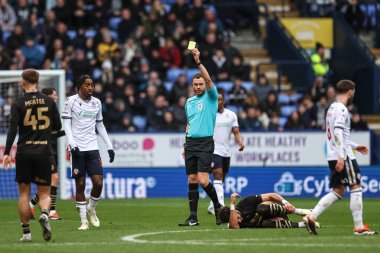 Hakem John Busby, Bolton Wanderers 'ın 3 Şubat 202' de Toughsheet Community Stadyumu 'nda Bolton Wanderers - Barnsley maçında Paris Maghoma' ya sarı kart verdi.