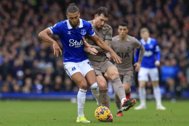 Tottenham Hotspur 'dan Pierre-Emile Hojbjerg ve Everton' dan Dominic Calvert-Lewin Premier Lig maçında Everton Tottenham Hotspur 'a karşı Goodison Park, Liverpool, İngiltere' de 3 Şubat 202 'de oynanan karşılaşmada top için mücadele ettiler.