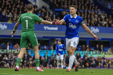 Everton 'dan James Tarkowski ve Everton' dan Jordan Pickford, 3 Şubat 202 'de Goodison Park, Liverpool' da oynanan Premier League maçında Everton Tottenham Hotspur 'a karşı oynadıkları maçı kıl payı kaçırdılar.