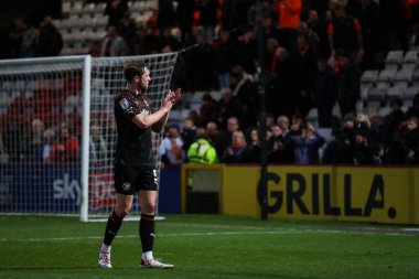 Blackpool 'dan Matthew Pennington, 3 Şubat 202' de İngiltere 'nin Stevenage Stevenage stadyumunda oynanan Sky Bet 1 maçı sonrasında gezgin taraftarları alkışlıyor.