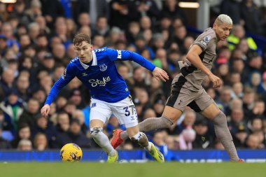 Everton 'dan James Garner topu Tottenham Hotspur takımından Richarlison' dan Premier League maçında Everton Tottenham Hotspur 'a karşı 3 Şubat 202' de Goodison Park, Liverpool 'da kazandı.
