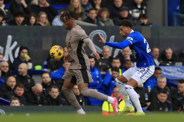 Tottenham Hotspur 'dan Destiny Udogie, Premier League maçında Everton Tottenham Hotspur' a karşı Goodison Park, Liverpool, Birleşik Krallık, 3 Şubat 202 'de oynanan Everton maçında topu Everton' dan koruyor.