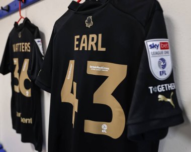 Gök Bahis Ligi 1 maçında Barnsley 'li Josh Earl ile Toughsheet Community Stadyumu' nda Bolton Wanderers arasında oynanan maçın deplasman tişörtü, Bolton, Birleşik Krallık, 3 Şubat 202