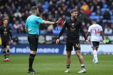 Barnsley 'den John Mcatee, Bolton' a 3 Şubat 202 'de Toughsheet Community Stadyumu' nda oynanan Sky Bet 1 maçında Bolton Wanderers ile Barnsley maçında serbest vuruş yapan hakem John Busby 'ye tepki gösterdi.