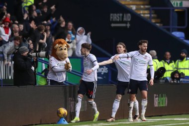 Bolton Wanderers takımından Zac Ashworth, 3 Şubat 202 'de İngiltere' nin Bolton Stadyumu 'nda Bolton Wanderers ile Barnsley arasındaki Sky Bet 1 maçında 1-1' lik galibiyet golünü kutluyor.