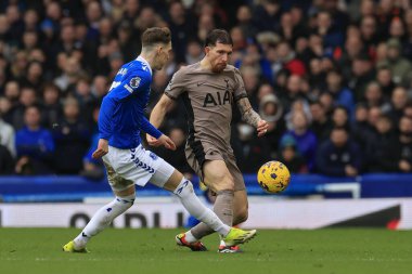 Tottenham Hotspur 'dan Pierre-Emile Hojbjerg, Premier League maçında Everton Tottenham Hotspur' a karşı 3 Şubat 202 'de Goodison Park, Liverpool' da oynanan Premier League maçında Everton 'dan James Garner' a pas attı.