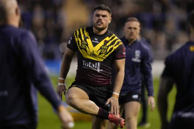 Warrington Wolves 'tan Joe Philbin Rugby Ligi' nden Joe Philbin, Warrington Wolves 'a karşı Leigh Leopards maçından önce ısınıyor.