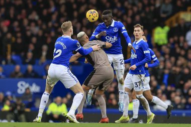 Everton 'dan Idrissa Gueye, İngiltere' nin Liverpool kenti Goodison Park 'ta oynanan Everton Tottenham Hotspur maçında topu açık farkla önde götürüyor.
