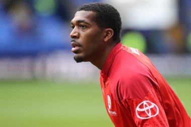 Barnsley 'li Donovan Pines, 3 Şubat 202' de İngiltere 'nin Bolton Stadyumu' nda oynanan Sky Bet 1 karşılaşmasında Bolton Wanderers ile Barnsley maçında ısınma turunda.