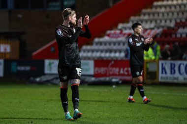 Blackpool 'dan Hayden Coulson, 3 Şubat 202' de İngiltere 'nin Stevenage Stevenage stadyumunda oynanan Sky Bet 1 karşılaşması sonrasında gezgin taraftarları alkışlıyor.
