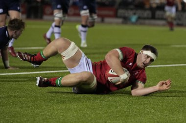 Galler U20 'den Morgan Morse, Stadiwm CSM, Colwyn Bay, Birleşik Krallık, 2 Şubat 202' de oynanan 2024 Guinness U20 - Galler - İskoçya U20 maçında gol atmak için iniş yaptı.