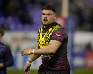 Warrington Wolves 'tan Joe Philbin Rugby Ligi' nden Joe Philbin, Warrington Wolves 'a karşı Leigh Leopards maçından önce ısınıyor.