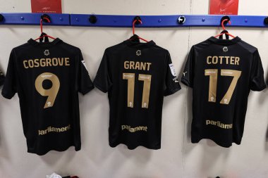 Barnsley 'li Sam Cosgrove ve ve Barnsley' li Barry Cotter 'ın Gök İddia Ligi 1 maçında giydikleri tişörtler Bolton Wanderers' a karşı Barnsley Toughsheet Community Stadyumu, Bolton, Birleşik Krallık, 3 Şubat 202