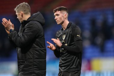 Barnsley 'li Conor Grant, 3 Şubat 202' de İngiltere 'nin Bolton Stadyumu' nda oynanan 1-1 'lik Gökyüzü İddia Ligi maçı Bolton Wanderers-Barnsley maçında seyircileri alkışlıyor.