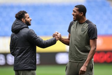 Barnsley 'den Barry Cotter, 3 Şubat 202' de İngiltere 'nin Bolton Stadyumu' ndaki Bolton Wanderers-Barnsley maçına gelirken Barnsley 'li Donovan Pines' ı yendi.