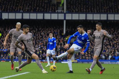Everton 'dan Dwight McNeil' in attığı pas Tottenham Hotspur 'dan Cristian Romero tarafından 3 Şubat 202' de Goodison Park, Liverpool 'da oynanan Premier League maçında Everton Tottenham Hotspur' a karşı oynanan maçta engellendi.