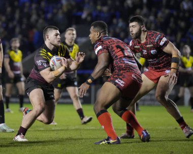 Warrington Wolves 'dan Danny Walker, 3 Şubat 202' de Warrington, İngiltere 'deki Halliwell Jones Stadyumu' nda oynanan Rugby Ligi Joe Philbin Tanıklık Maçı 'nda Leoparlı John Asiata' ya koşuyor.