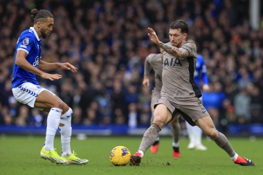 Tottenham Hotspur 'dan Pierre-Emile Hojbjerg ve Everton' dan Dominic Calvert-Lewin Premier Lig maçında Everton Tottenham Hotspur 'a karşı Goodison Park, Liverpool, İngiltere' de 3 Şubat 202 'de oynanan karşılaşmada top için mücadele ettiler.