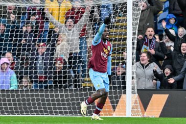 Burnley 'den David Datro Fofana, 3 Şubat 202' de Burnley ile Fulham arasında oynanan Premier Lig maçında 1-2 'lik galibiyet golünü kutluyor.