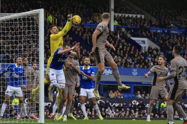 Tottenham Hotspur 'dan Guglielmo Vicario, 3 Şubat 202' de Goodison Park, Liverpool, İngiltere 'de oynanan Premier League maçında Everton Tottenham Hotspur' a karşı topa vuruyor.