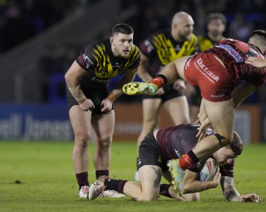 Warrington Wolves 'tan Danny Walker, 3 Şubat 202' de Warrington, Warrington 'da oynanan Rugby Ligi Joe Philbin Tanıklık Maçı' nda top karşısında Warrington Wolves, Leigh Leopards 'a karşı oynuyor.
