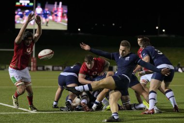 İskoçya U-20 'den Murdoch Lock, 2024 Guinness U-20' ler, Galler U20 'lere karşı İskoçya U20' ler Stadyumu CSM, Colwyn Bay, Birleşik Krallık, 2 Şubat 202 'de oynanan karşılaşmada topa vuruyor.