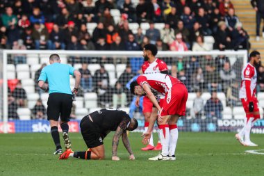 Blackpool takımından Oliver Norburn, 3 Şubat 202 'de Lamex Stevenage, İngiltere' deki Stevenage-Blackpool maçında sakatlandı.