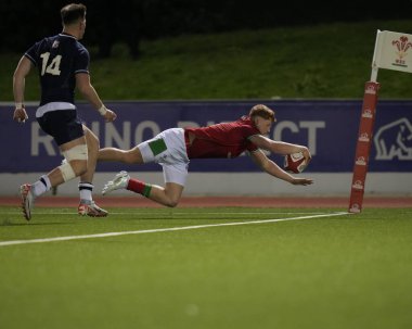 Wales U20 'nin Walker Price' ı 2024 Guinness U20-6 Milletler Stadiwm CSM, Colwyn Bay, Birleşik Krallık, 2 Şubat 202 'de Galler - İskoçya U20' ler maçında gol atmak için daldı.