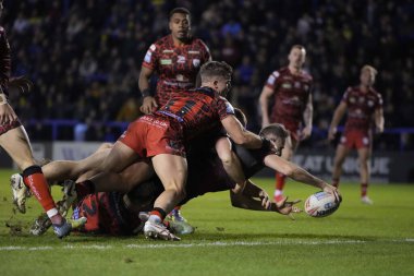 Warrington Wolves takımından James Harrison, 3 Şubat 202 'de Warrington Wolves' a karşı Leigh Leopards 'ın oynadığı Rugby Ligi Joe Philbin Tanıklık maçında gol atmak için daldı.