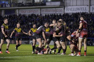 Warrington Wolves 'tan Sam Powell, Warrington Wolves' tan James Harrison 'la Rugby Ligi' nden Joe Philbin Tanıklık maçı sırasında Halliwell Jones Stadyumu, Warrington, İngiltere, 3 Şubat 'ta Warrington' da Warrington Wolves - Leigh Leopards maçında kutlama yaptı.