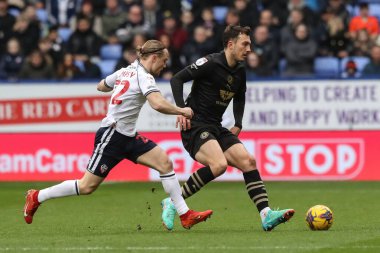 Barnsley 'li Josh Earl, 3 Şubat 202' de İngiltere 'deki Toughsheet Community Stadyumu' nda Bolton Wanderers 'ın Barnsley' e karşı oynadığı Sky Bet 1 maçında pas attı.