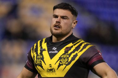Warrington Wolves 'tan Joe Philbin Rugby Ligi' nden Joe Philbin, Warrington Wolves 'a karşı Leigh Leopards maçından önce ısınıyor.