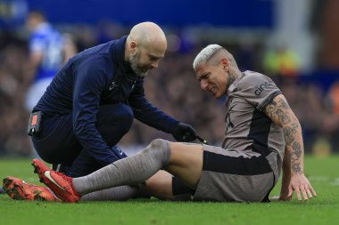 Tottenham Hotspur takımından Richarlison, İngiltere 'nin Liverpool kenti Goodison Park' ta oynanan Premier League maçında Everton Tottenham Hotspur 'a karşı oynadığı sakatlık nedeniyle tedavi görüyor.