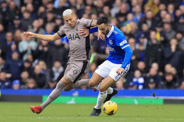 Everton 'dan Dwight McNeil, 3 Şubat 202' de Goodison Park, Liverpool 'da oynanan Premier League karşılaşmasında Tottenham Hotspur' dan Richarlison 'a meydan okudu.