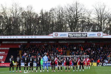 Her iki oyuncu da, 3 Şubat 202 'de Lamex Stevenage, İngiltere' deki Stevenage - Blackpool maçı öncesinde araba kazası geçiren iki Stevenage taraftarını alkışlıyor.