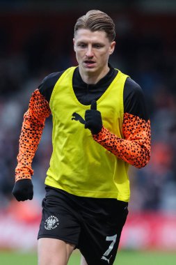 Blackpool 'dan George Byers, 3 Şubat 202' de İngiltere 'nin Stevenage-Blackpool maçında ısınıyor.